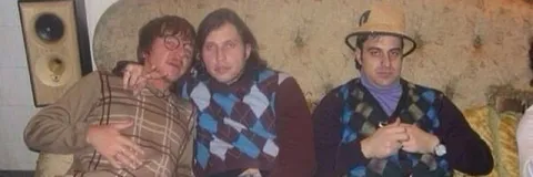 Странная компания на диване