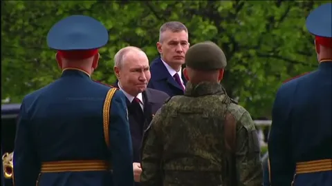 Путин среди военных на церемонии