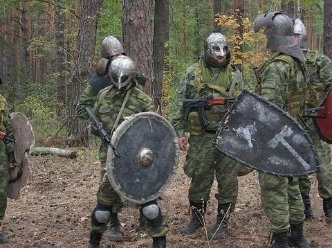 Средневековые воины в лесу