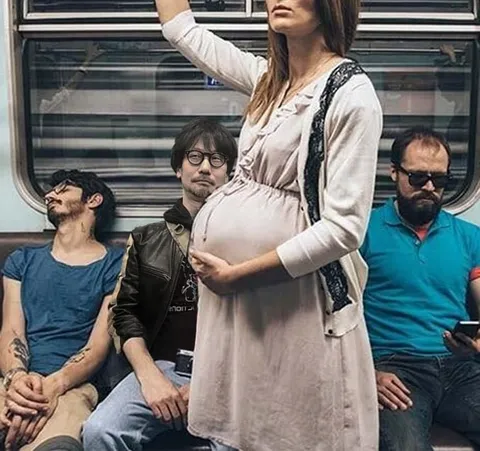 Беременная в вагоне метро