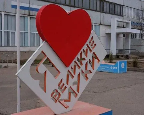 Красное сердце у здания