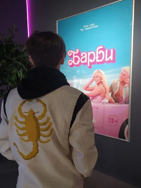 Он просто Кен у постера Барби