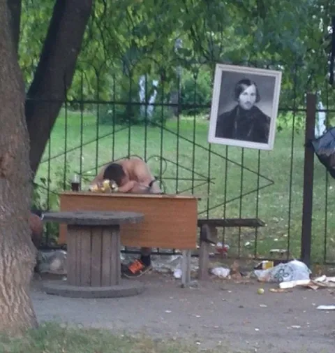 Спящий у портрета