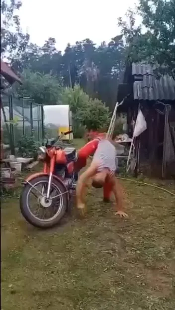 Сельский мотокаскадёр в очках