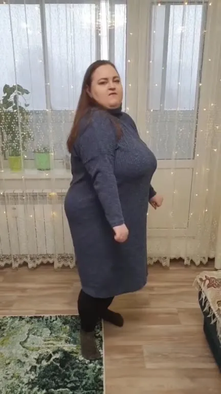 Женщина танцует под Волна