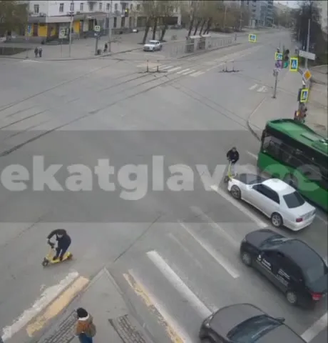 Самокатчик падает на перекрёстке