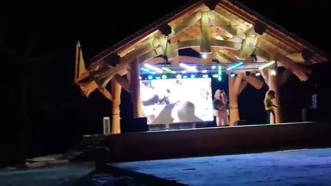 Праздник на пустой снежной площади