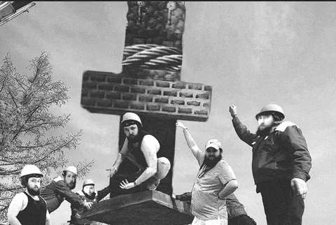Странная фотосессия у креста