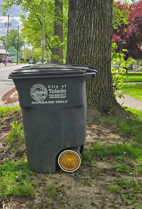 Garbage Bin With Cartoon Wheel