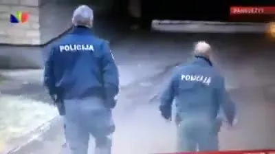 Policjanci idą w rytm muzyki