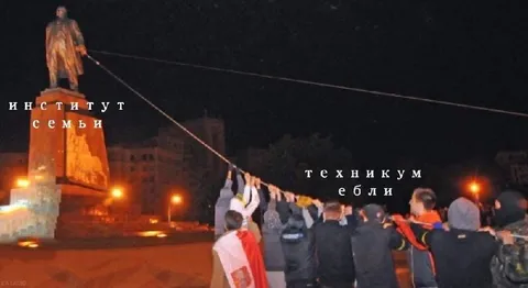 Тянут памятник в техникум