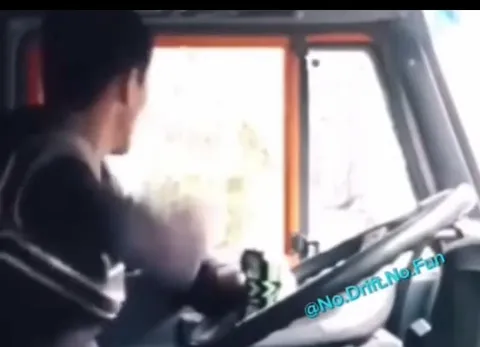 Грузовик застрял на железной дороге