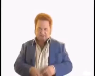 Мужчина надевает очки и танцует