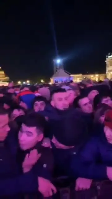Толпа после включения света