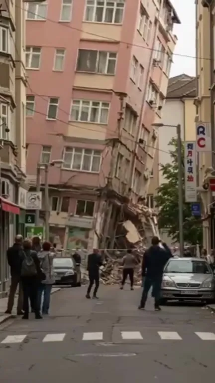 Здание складывается на улице