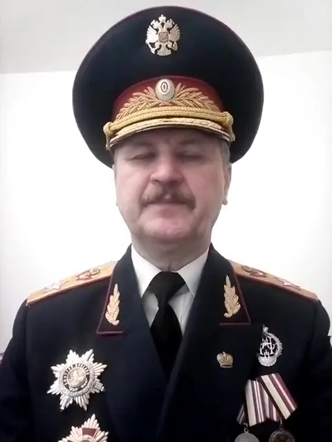 Важный мужчина в форме