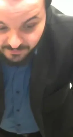 Мужчина драматично падает на матрас