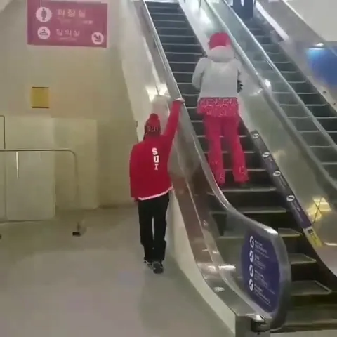 에스컬레이터를 타는 사람들
