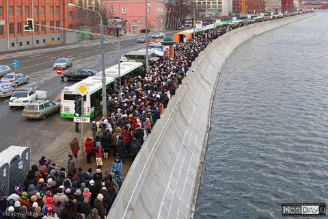 Очередь вдоль набережной