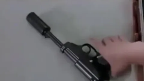 Ты зачем стреляешь?