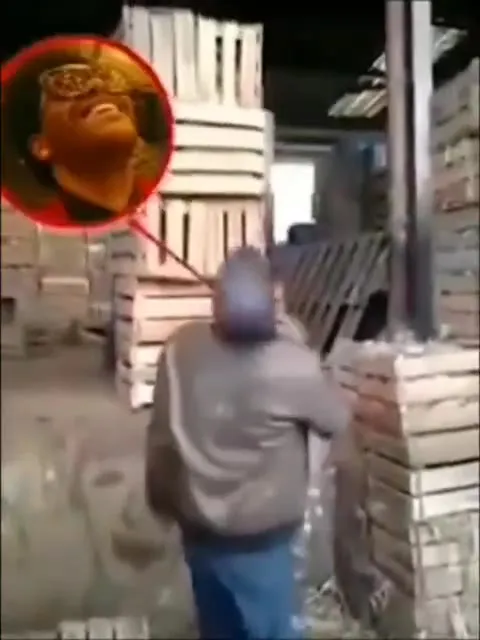 Смешной удар в переулке
