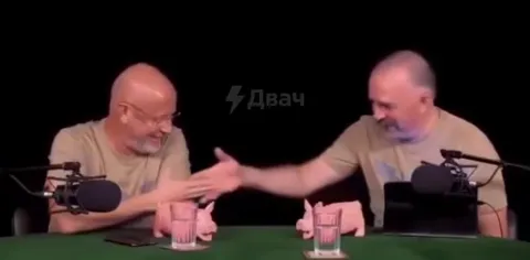 Два мужика не могут пожать руки