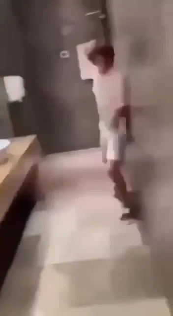 Дверь туалета захлопнулась