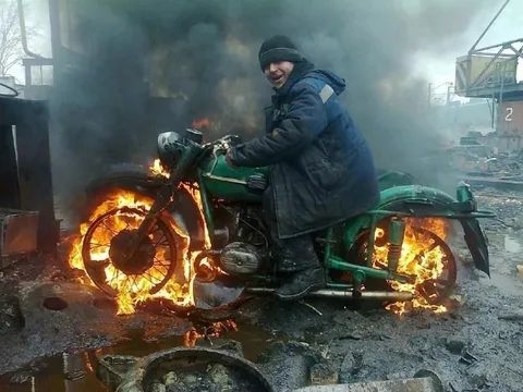 Мужчина едет на горящем мотоцикле
