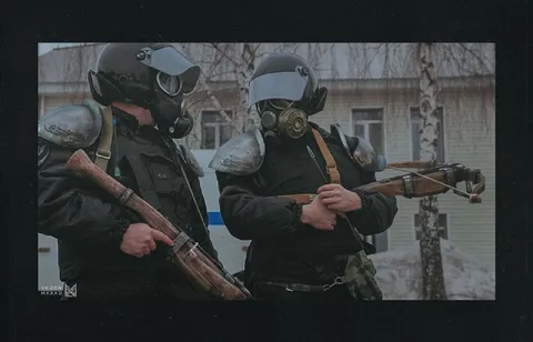 Два сталкера в противогазах
