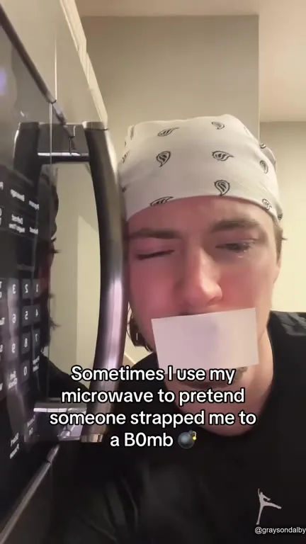 Microwave Bomb Pretend