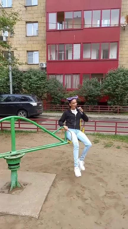 Певица и собака под одеялом
