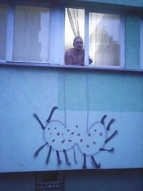 Мужик и нарисованная сороконожка