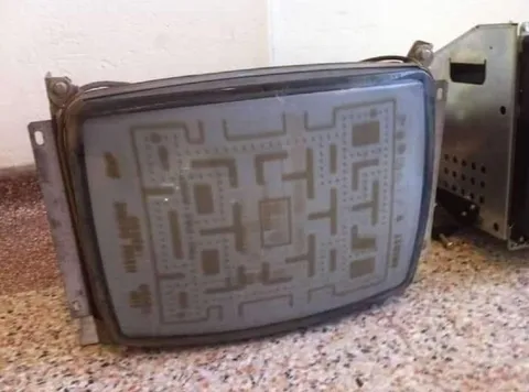 Плата, похожая на лабиринт Pac-Man
