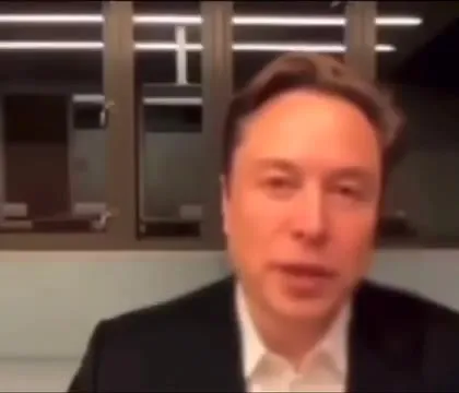 Илон Маск говорит в камеру
