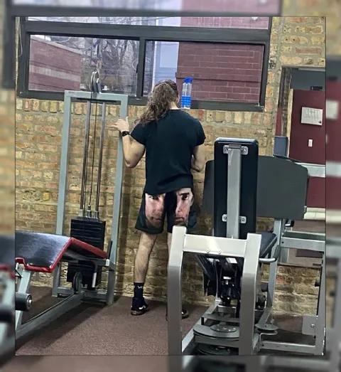 Лицо на шортах в спортзале