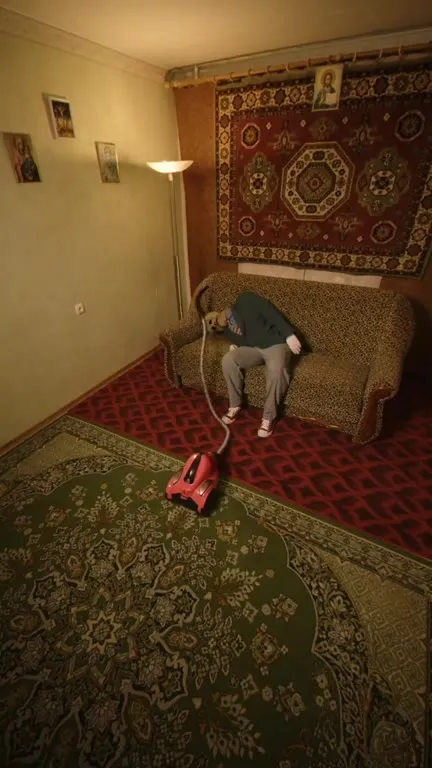 Человек в мешке и пылесос