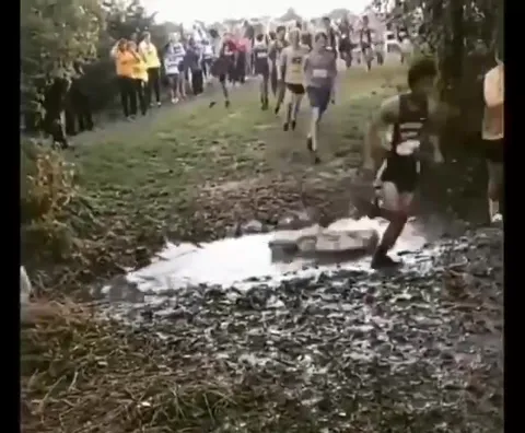Забег через грязную лужу