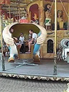 Мужчины внутри гигантского рта