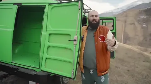 Мужчина внутри зелёного фургона