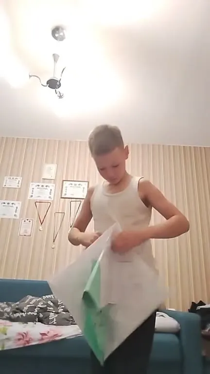 Мальчик с бумажным конусом