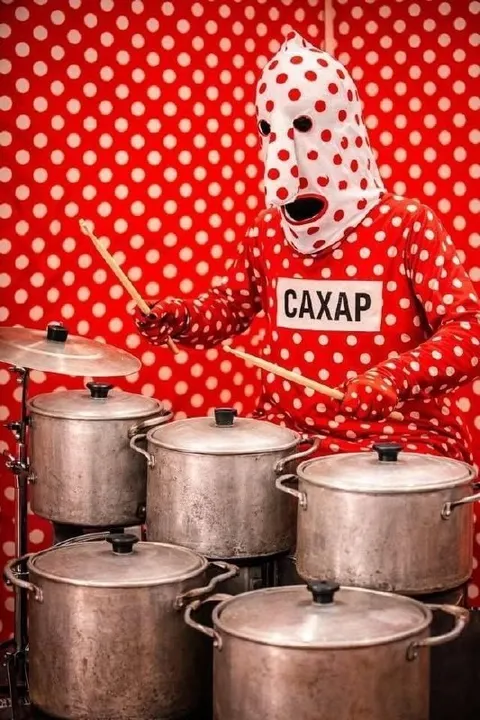 Сахарный барабанщик на кастрюлях