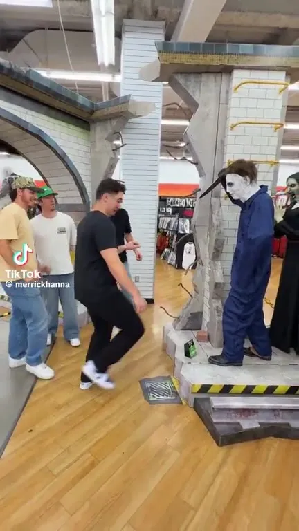 Майкл Майерс догоняет покупателей