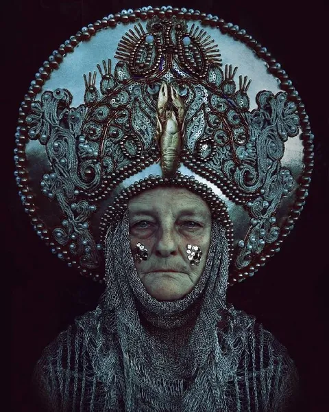 Мрачная старуха в короне