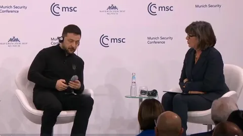 Зеленский снимает наушники