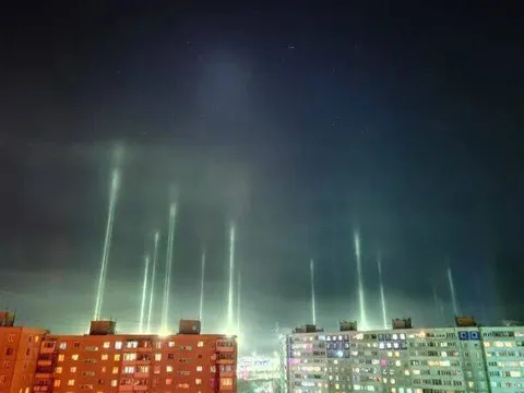 Световые столбы над городом