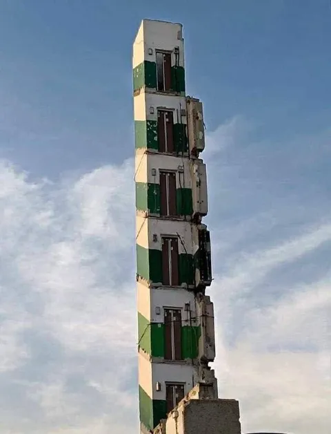 Самый узкий многоэтажный дом