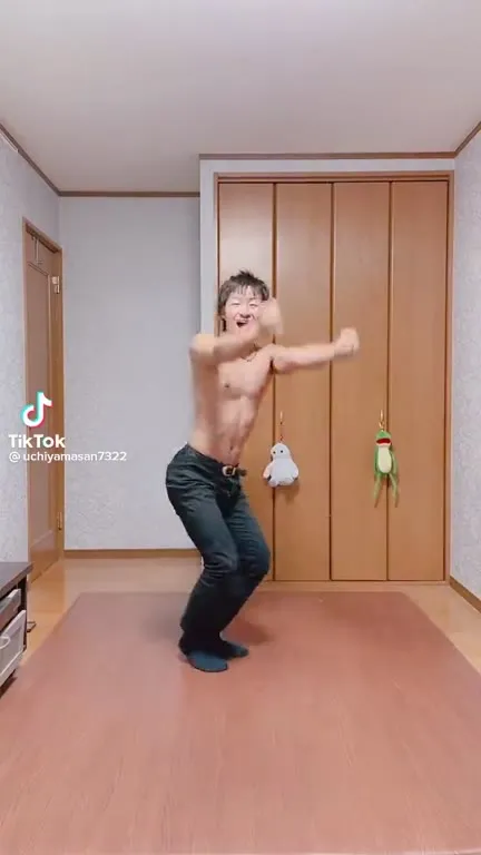 Неожиданный танец перед шкафом
