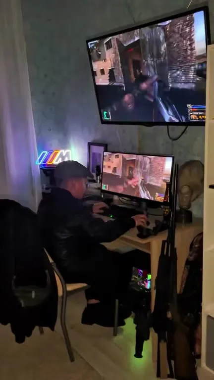 Архивный геймер с арсеналом