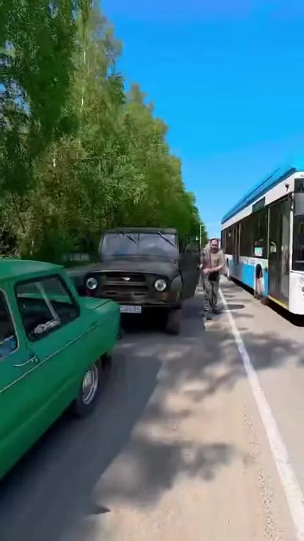 УАЗ везёт картошку на буксире