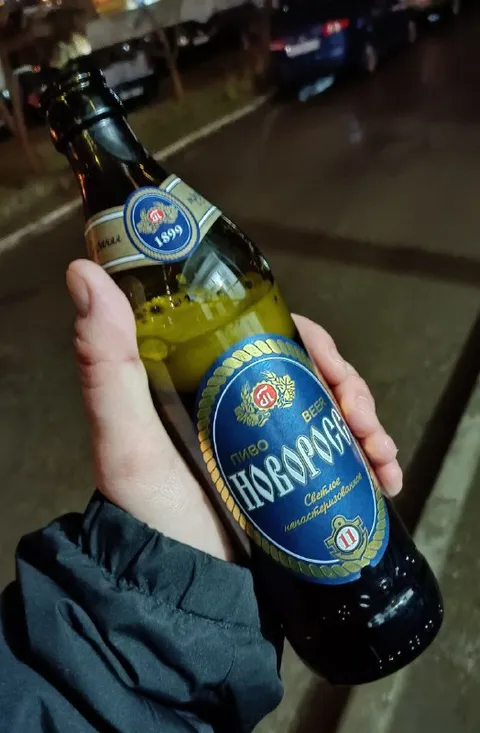 Пиво «Новоросс» в руке
